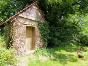 Maisons de vacances Quaint Cottage in Juillac with Private Garden : photos des chambres