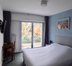 Hotels Logis Hotel du Midi : Chambre Double Confort avec Douche et Vue sur la Rue