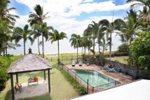 ABSOLUTE BEACHFRONT BLISS - NEWELL BEACH - 10 Metres to the Ocean