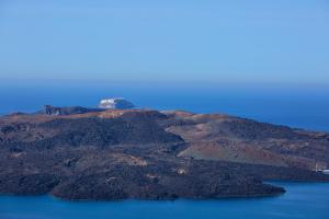 Family Suite with Hot Tub and Caldera View