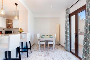 Lets Holidays 1 minute to the beach