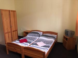 Twin Room - Disability Access room in Penzion Tetřívek