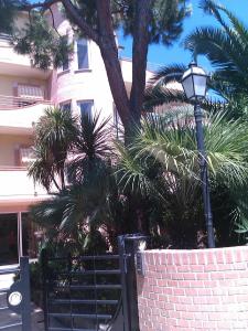 Hotel Rivadoro-Spiaggia ombrellone e lettini-Piscina-Parcheggio
