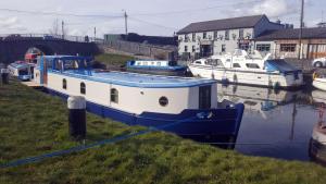 Roisin Dubh Houseboat