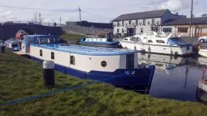 Roisin Dubh Houseboat - Sherlockstown