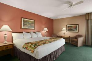 King Room - Non-Smoking room in Baymont by Wyndham Sullivan