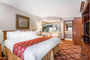 Presidential King Suite with Jettet Tub - Non-Smoking room in Baymont by Wyndham Plainfield/ Indianapolis Arpt Area