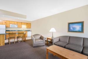 Deluxe Queen Suite with Two Queen Beds - Disability Access - Non-Smoking room in Baymont by Wyndham Baxter/Brainerd Area