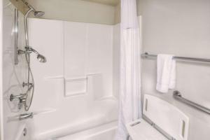King Room - Disability Access - Non-Smoking room in Baymont by Wyndham Tri-Cities/Kennewick WA