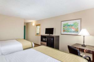 Baymont Inn & Suites by Wyndham Fort Myers I-75