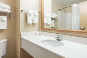 Queen Room with Two Queen Beds and Lake View - Accessible/Non-Smoking room in Baymont by Wyndham Fulton