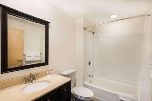 Howard Johnson by Wyndham Quincy Boston