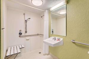 King Room with Roll-In Shower - Mobility/Hearing Accessible - Non-Smoking room in Baymont by Wyndham Jacksonville Orange Park