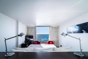 Habitación con cama extragrande y vistas al mar