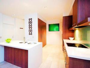 Temple 121 Modern Spacious Palm Cove 2 Brm 2 Bth Resort Apartment With Courtyard