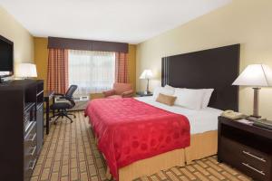 Deluxe King Room - Non-Smoking room in Ramada by Wyndham Asheville Southeast