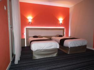 Hotels Logis Cosy - Hotel Le Moulin Neuf - Chantonnay : Chambre Lits Jumeaux avec Vue Petit Lac