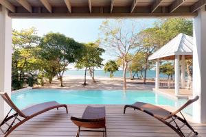 Updated Beachfront Paradise Infinity Pool Roatan