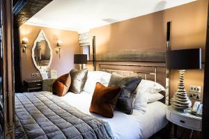 Junior Suite room in Hogarths Stone Manor