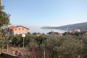 Two-Bedroom Apartment with Terrace and Sea View room in Apartments with a parking space Slatine Ciovo - 5998
