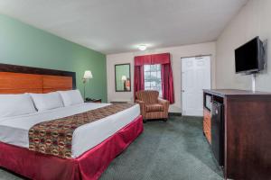 King Room - Smoking  room in Days Inn & Suites by Wyndham Lexington