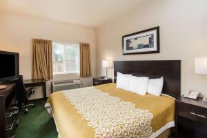 Deluxe King Suite room in Days Inn by Wyndham Seattle Aurora