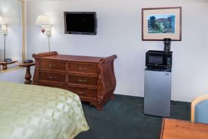 Queen Room - Disability Access/Smoking room in Days Inn by Wyndham Ontario Airport
