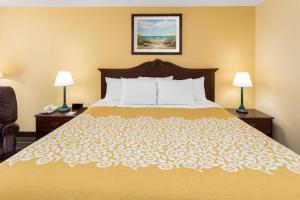 King Room - Non-Smoking room in Days Inn by Wyndham Mt Pleasant-Charleston-Patriots Point