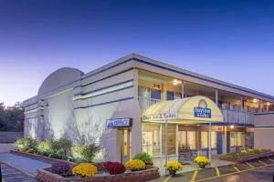 Days Inn & Suites by Wyndham Dayton North - فيربورن