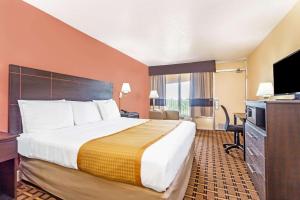 Queen Room with Roll-In Shower - Mobility Access/Non-Smoking room in Days Inn by Wyndham Fort Lauderdale-Oakland Park Airport N