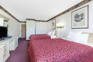 Queen Room with Two Queen Beds - Non-Smoking room in Days Inn by Wyndham Concordia