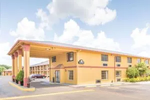 Days Inn & Suites by Wyndham Marshall - Carthage