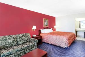 King Room - Mobility Access/Non-Smoking room in Days Inn by Wyndham Martin
