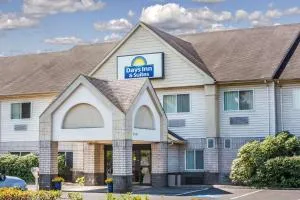Days Inn & Suites by Wyndham Vancouver - Ванкувер