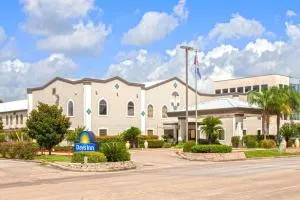 Days Inn & Suites by Wyndham Webster NASA-ClearLake-Houston - Bacliff