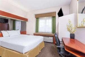 1 Queen Bed, Studio Suite, Non-Smoking  room in Days Inn by Wyndham near Kansas Speedway