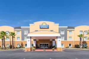 Days Inn & Suites by Wyndham Savannah North I-95