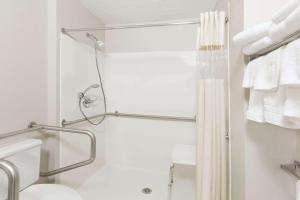Queen Room - Disability Access - Non-Smoking room in Days Inn & Suites by Wyndham Des Moines Airport