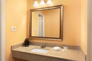 Days Inn by Wyndham QueensburyLake George