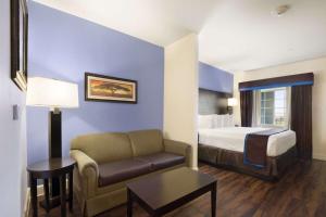 Deluxe Queen Studio Suite - Non-Smoking room in Days Inn & Suites by Wyndham Galveston West/Seawall