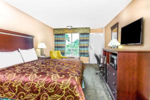 Deluxe Double Room with Two Double Beds - Mobility Access/Non-Smoking room in Days Inn by Wyndham Fort Lauderdale Airport Cruise Port