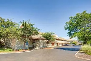 Days Inn & Suites by Wyndham Monroe - 敦提