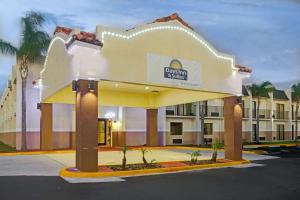 Days Inn & Suites by Wyndham Tampa - Ybor City