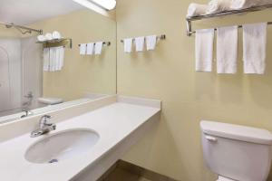 King Room- Non-Smoking room in Days Inn by Wyndham Albion