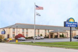 Days Inn & Suites by Wyndham Bloomington/Normal IL