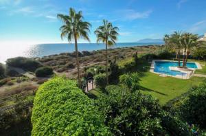 Apto situado a 20 metros de la playa con 3 piscinas, wifi 1000Mbs