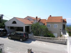 Apartments with a parking space Postira, Brac - 11428