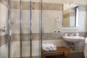 Queen Room with Balcony room in Agriturismo Il Falco
