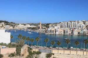 Seafront Apartment - Balcony over the Harbour