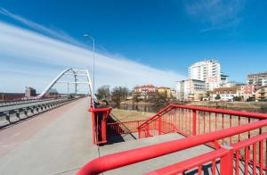 Jasnoszary Apartament Sun Seasons 24 w Kołobrzegu Blisko Morza by Noclegi Renters